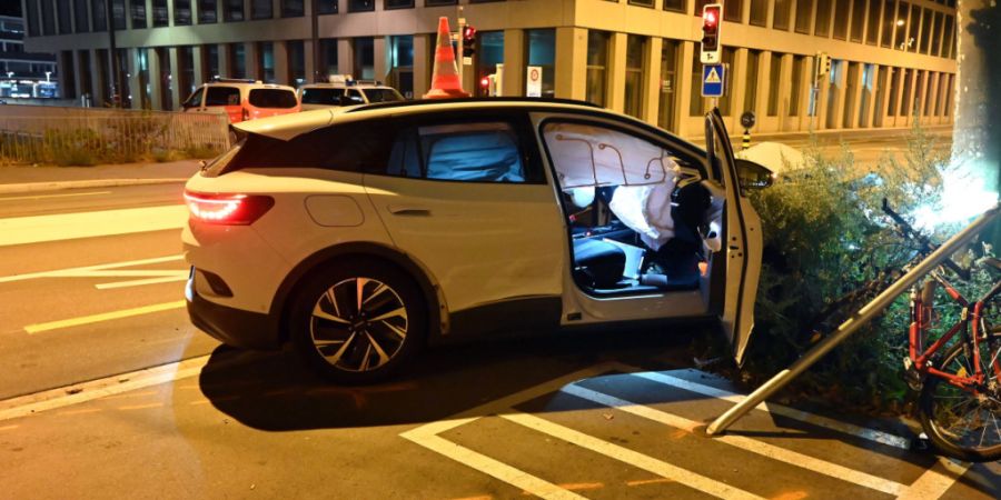In St. Gallen sind in der Nacht auf Sonntag zwei Polizisten bei einer Verfolgungsjagd verletzt worden.