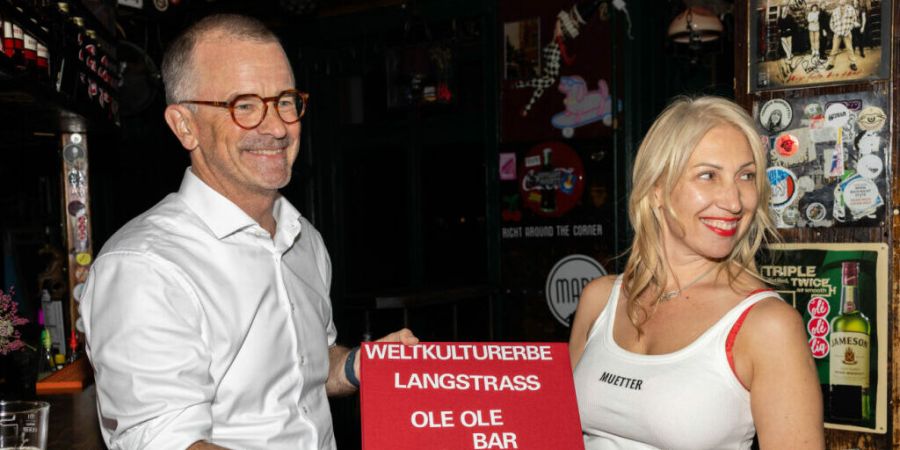Stadtpräsident Raphael Golta nahm am Mittwoch in der OléOlé-Bar von Betreiberin Elena Calame Longjean die Unterschriften entgegen.
