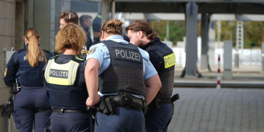 Einsatzkräfte der Polizei stehen in der Nähe des Augsburger Hauptbahnhofs. Nach einer Explosion in der Nähe des Augsburger Hauptbahnhofs hat die Polizei einen verdächtigen Gegenstan...