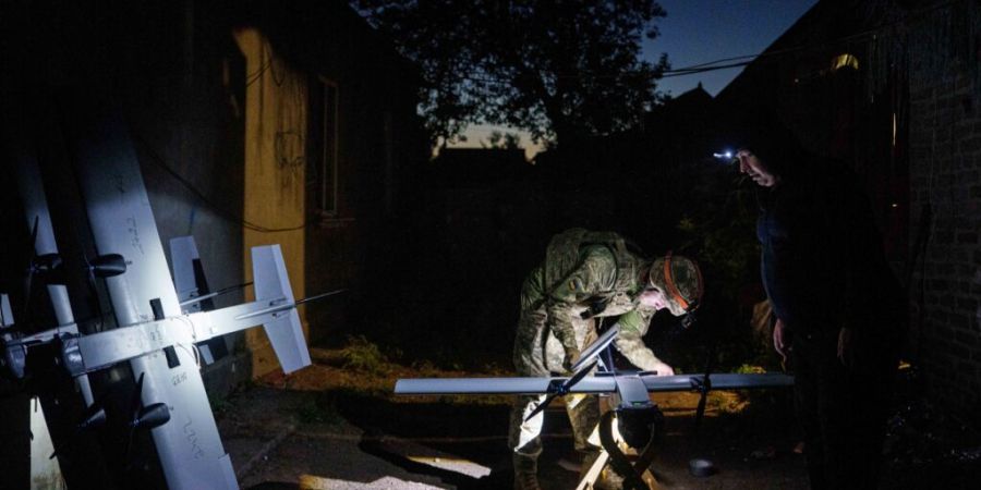 dpatopbilder - Ein Soldat der ukrainischen K-2-Brigade richtet eine Mittelstrecken-Drohne ein, um russische Stellungen an der Front in der ukrainischen Region Donezk anzugreifen. Foto: ...