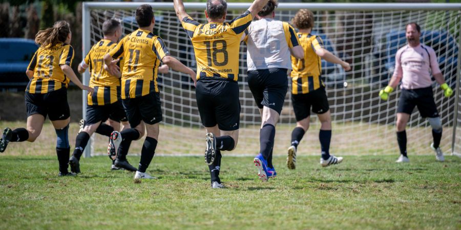Der FC Kantonsrat Schaffhausen bejubelt seinen Finalerfolg.