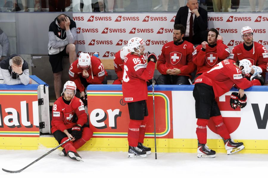Die Erschöpfung und Leere nach dem Final: Die Nati-Bank nach dem Schlusspfiff.