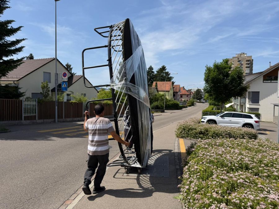 Ein riesiges Trampolin auf der Strasse in Urdorf ZH.