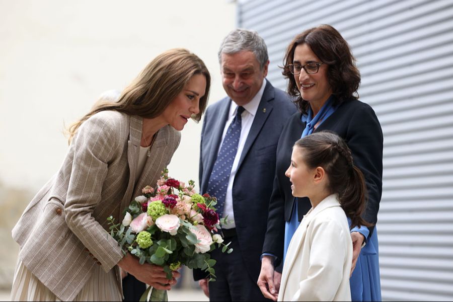 In Reggio Emilia wurde Prinzessin Kate Middleton von Kindern begrüsst. Dabei sprach sie auch ein paar Sätze Italienisch.