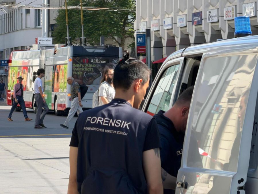 Auch Mitarbeiter des forensischen Instituts Zürich sind im Einsatz.