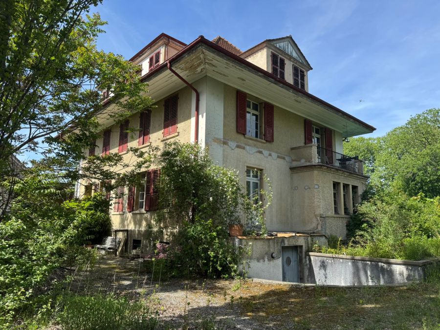Sieben Schlaf- und zwei Badezimmer hat die Villa zu bieten.