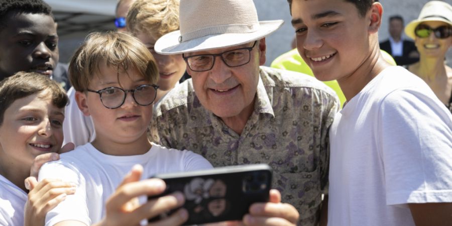 Bundespräsident Guy Parmelin lässt sich in seinem Heimatkanton Waadt mit Jugendlichen fotografieren.