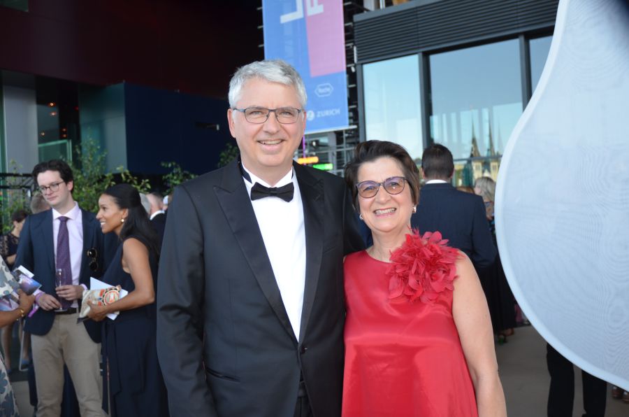 Pharma-Power im Festspielsaal: Roche-Präsident Severin Schwan und seine Frau Ingeborg beim grossen Opening.