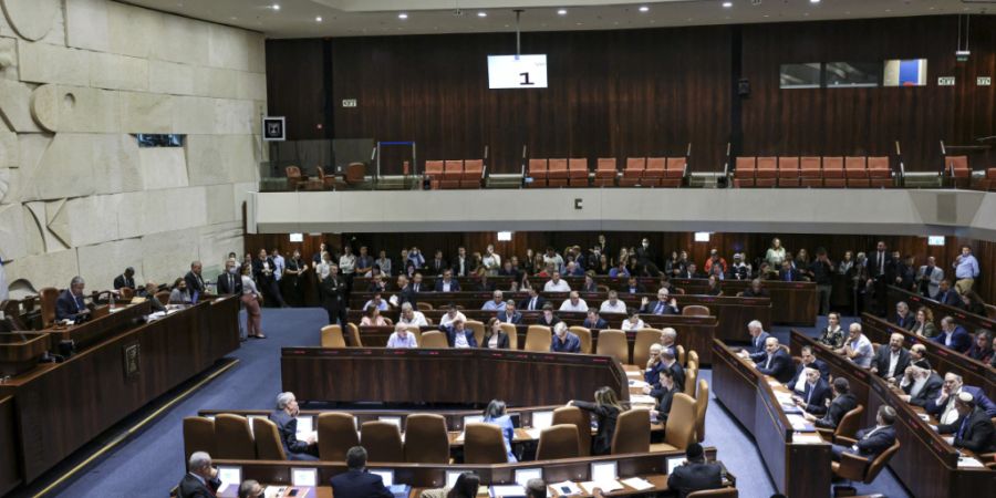 ARCHIV - Abgeordnete nehmen an einer Sitzung der Knesset, des israelischen Parlaments, teil. Foto: Stringer/dpa