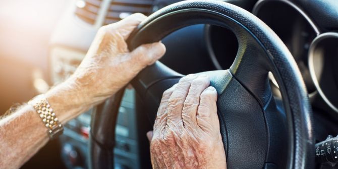 In der Schweiz gelten klare Regeln für ältere Autofahrerinnen und Autofahrer.