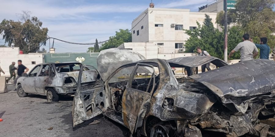 dpatopbilder - Syrische Sicherheitskräfte inspizieren den Ort einer Explosion vor einem Gebäude des Verteidigungsministeriums. Foto: Abdulrahman Shaheen/AP/dpa