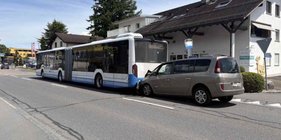 Das Auto prallte an einer Haltestelle ins Heck eines Linienbusses.