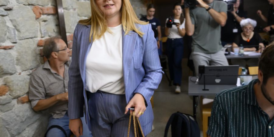Die Waadtländer Mitte-Staatsrätin Valérie Dittli beklagt an einer Medienkonferenz, dass sie zum Meylan-Bericht nicht angehört worden sei. Ihre Regierungskollegen weisen den Vorwurf ...