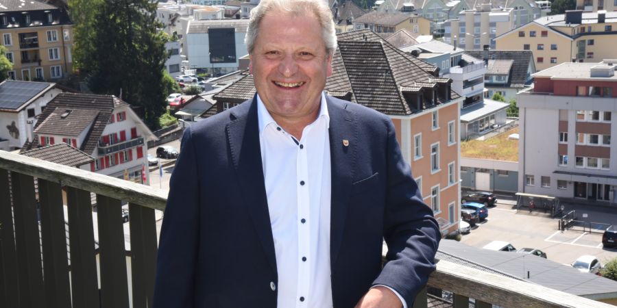 Gemeindepräsident Bruno Duss tritt auf Ende August 2026 ab.
