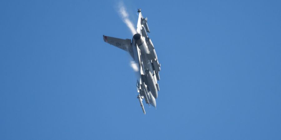 ARCHIV - Ein Kampfflugzeug vom Typ F-16 fliegt über der Eifel bei Spangdahlem. Foto: Harald Tittel/dpa
