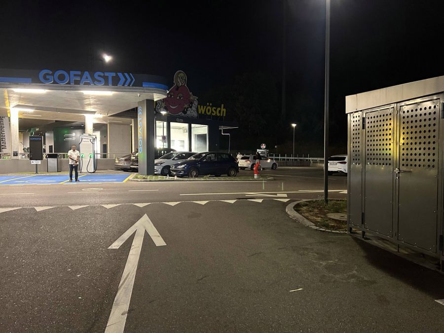 Beim Tankstellen-Areal beschleunigte der noch unerfahrene Motorradfahrer übermässig und schoss über die Einmündung hinaus.