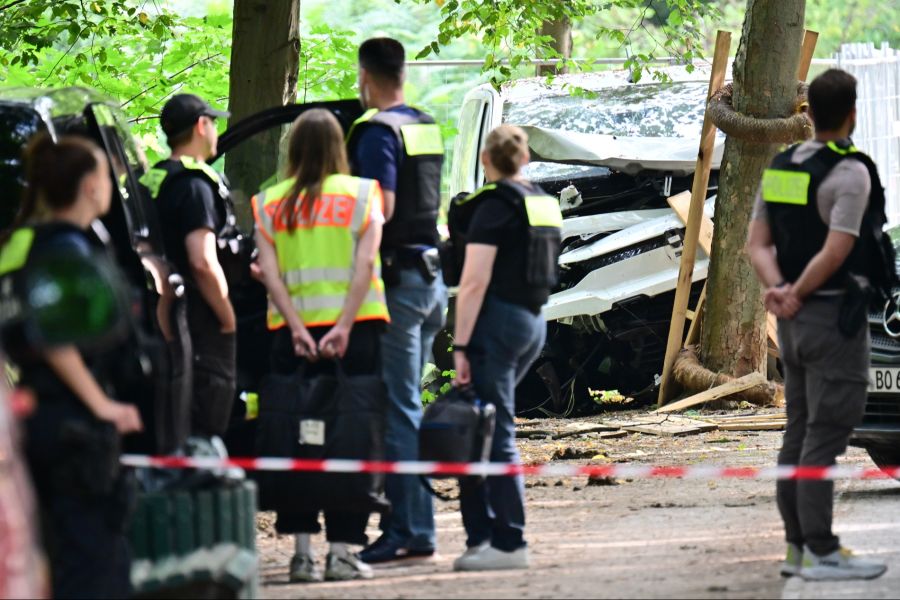 Ein zerstörtes weisses Fahrzeug steht im Bereich des Tiergartens, wo es einen Baum gerammt hatte. Am Rande des Christopher Street Day in Berlin war das Fahrzeug in eine Menschenmenge gefahren.