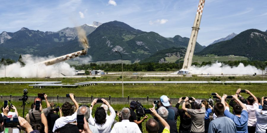 Mehrere hundert Schaulustige verfolgten den Einsturz der beiden letzten Schornsteine auf dem Gelände der ehemaligen Tamoil-Raffinerie in Collombey-Muraz im Unterwallis.