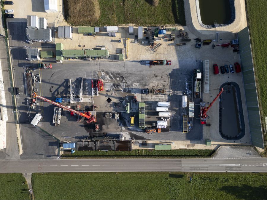 In 4000 Metern Tiefe soll Wasser auf 135 Grad erhitzt werden. Gelingt das ohne grössere Beben, könnte die Technik neuen Schub erhalten.