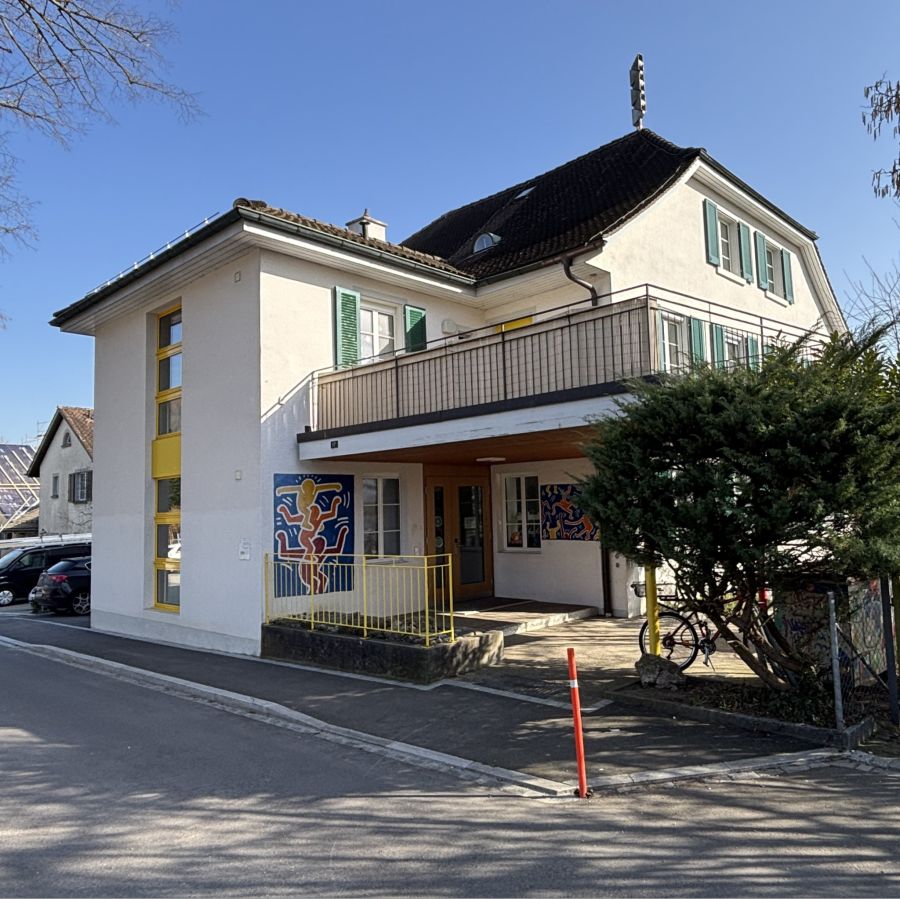 Beim Schulhaus Beewies werden Kinder aus Kindergarten und Primarschule unterrichtet.