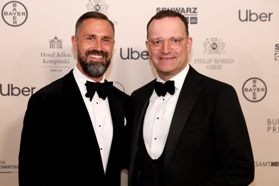 Der CDU-Politiker Jens Spahn und sein Ehemann Daniel Funke sind Eltern geworden.
