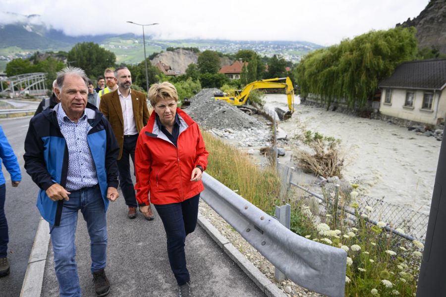 Viola Amherd besucht die Unwettergebiete im Wallis.