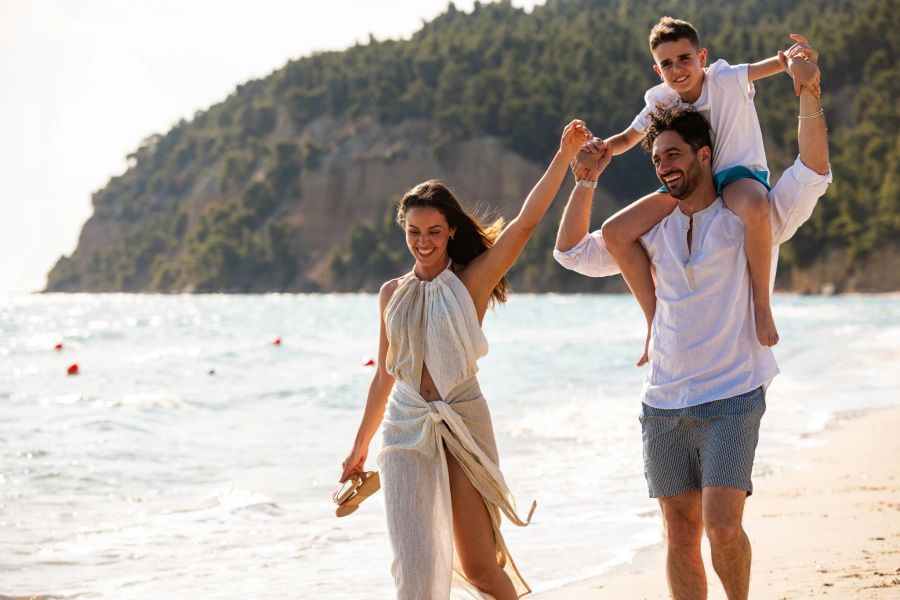 Familie glücklich am Strand.