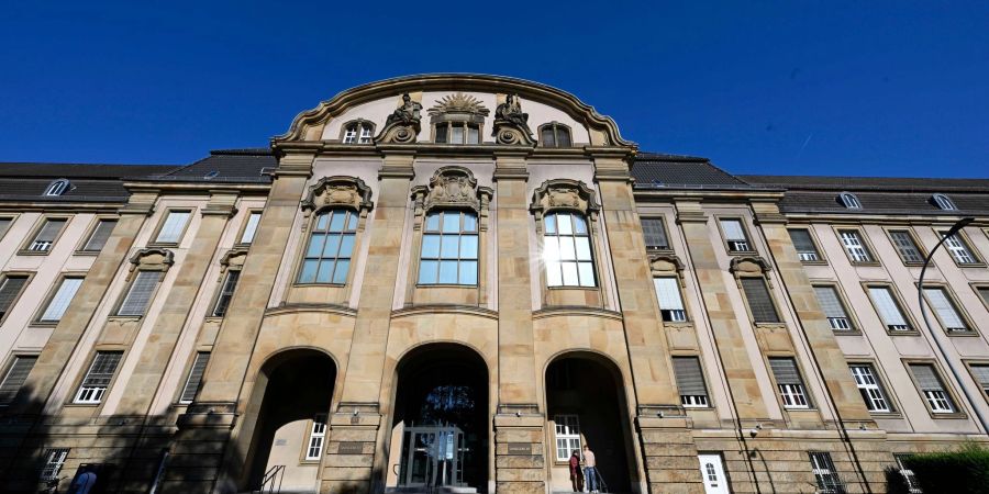 Ein 19-Jähriger fährt eine Hochschwangere tot und muss daher zweieinhalb Jahre ins Gefängnis.