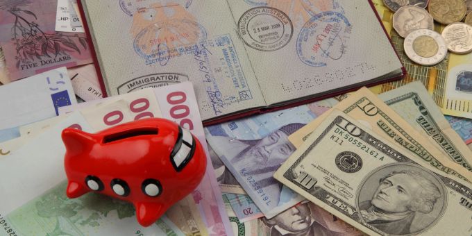 Wer in den Urlaub fährt oder fliegt, muss auch auf sein Budget achten. Ferien
