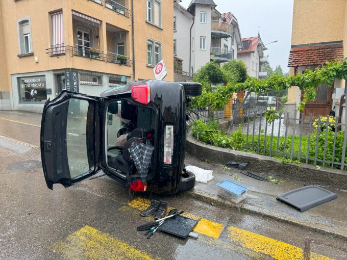 Die Lenkerin wurde leicht verletzt. Lenkerin
