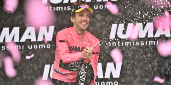 Simon Yates steht kurz vor dem Sieg der Giro d'Italia. Simon Yates