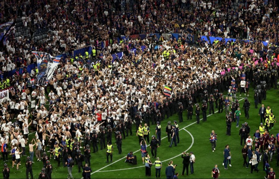 In München versuchten die Fans von PSG den Platz zu stürmen, sie wurden jedoch von Polizisten aufgehalten.