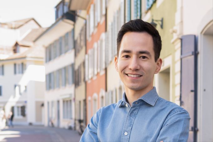 Yannick Berner ist FDP-Grossrat im Kanton Aargau. Yannick Berner Altstadt Porträtfoto