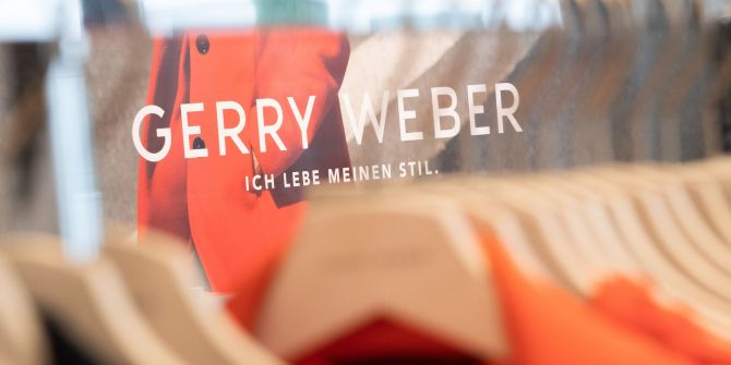 Gerry-Weber-Mode an einem Kleiderbügel