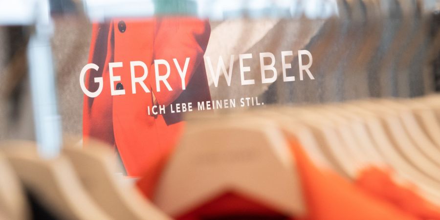 Gerry-Weber-Mode an einem Kleiderbügel