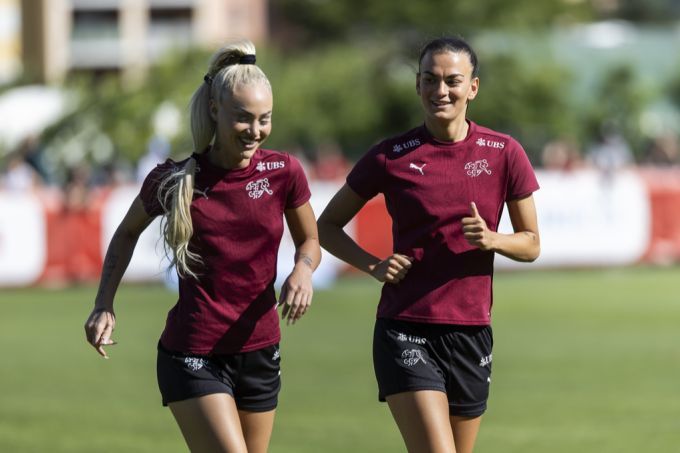 Alisha Lehmann (l) ist zurück in der Nati. Alisha Lehmann