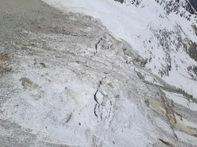 Im Berg zeigten sich Risse, daraufhin ordneten die Behörden die Evakuierung von Blatten an. Blatten