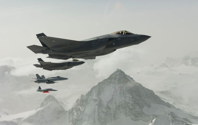 Fotoflug anlässlich der Präsentation des Rüstungsprogramms 2022: Zwei Kampfjets F-35A (vorne), eine F/A-18C Hornet (dahinter) und eine F-5F Tiger vor der Dent Blanche bei Zermatt VS. F-35 F/A-18 F-5 Tiger