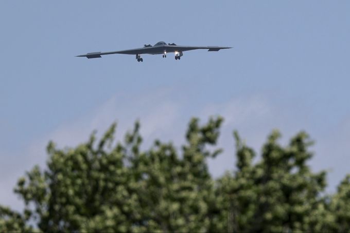 Ein B-2 Bomber kehrt von der Mission an die Whiteman Air Force zurück. B-2 Bomber