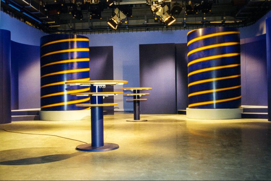 Auch in den 90er-Jahren wurde die Kulisse überwiegend im Blauton gehalten.
