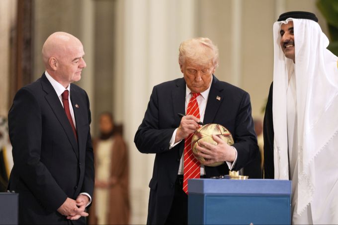 Donald Trump signiert im Beisein des Emirs von Katar, Tamim bin Hamad Al Thani, einen Fifa Fussball. Donald Trump