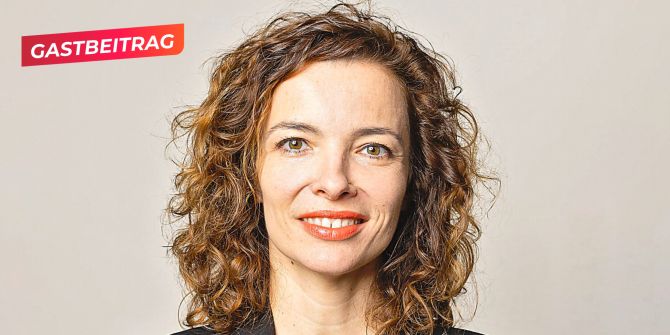 Porträtfoto Frau Locken blond