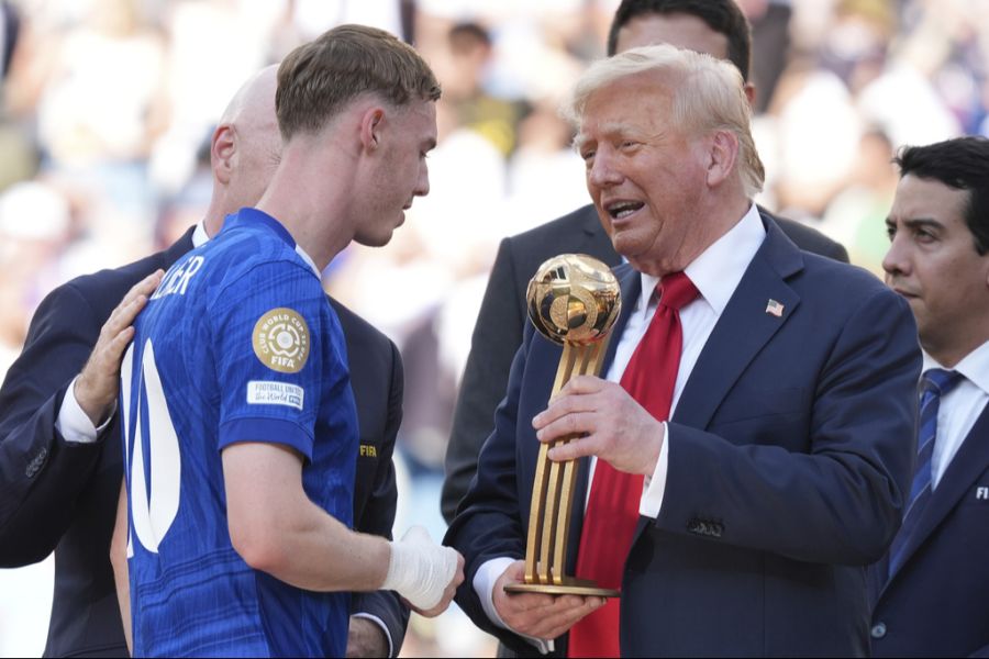 Der US-Präsident übergab den Stars von Chelsea ihre Siegertrophäen.