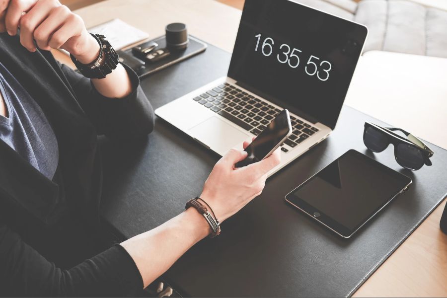 Laptop, smartphone