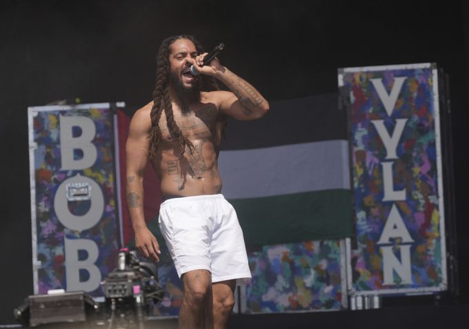 Nach dem Auftritt von Bob Vylan beim Glastonbury Festival gesteht die BBC Versäumnisse ein. Bob Vylan