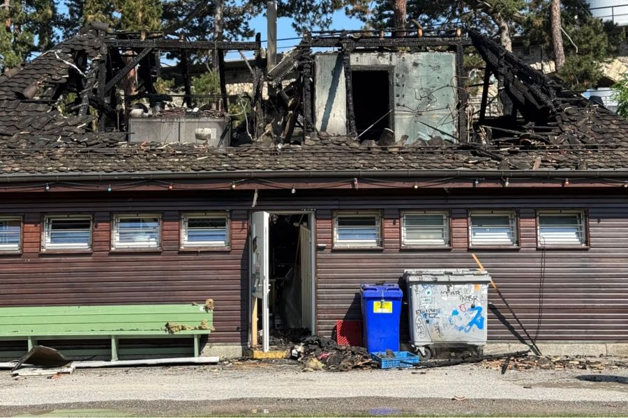 Das Dach des Gebäudes wurde durch das Feuer zerstört.