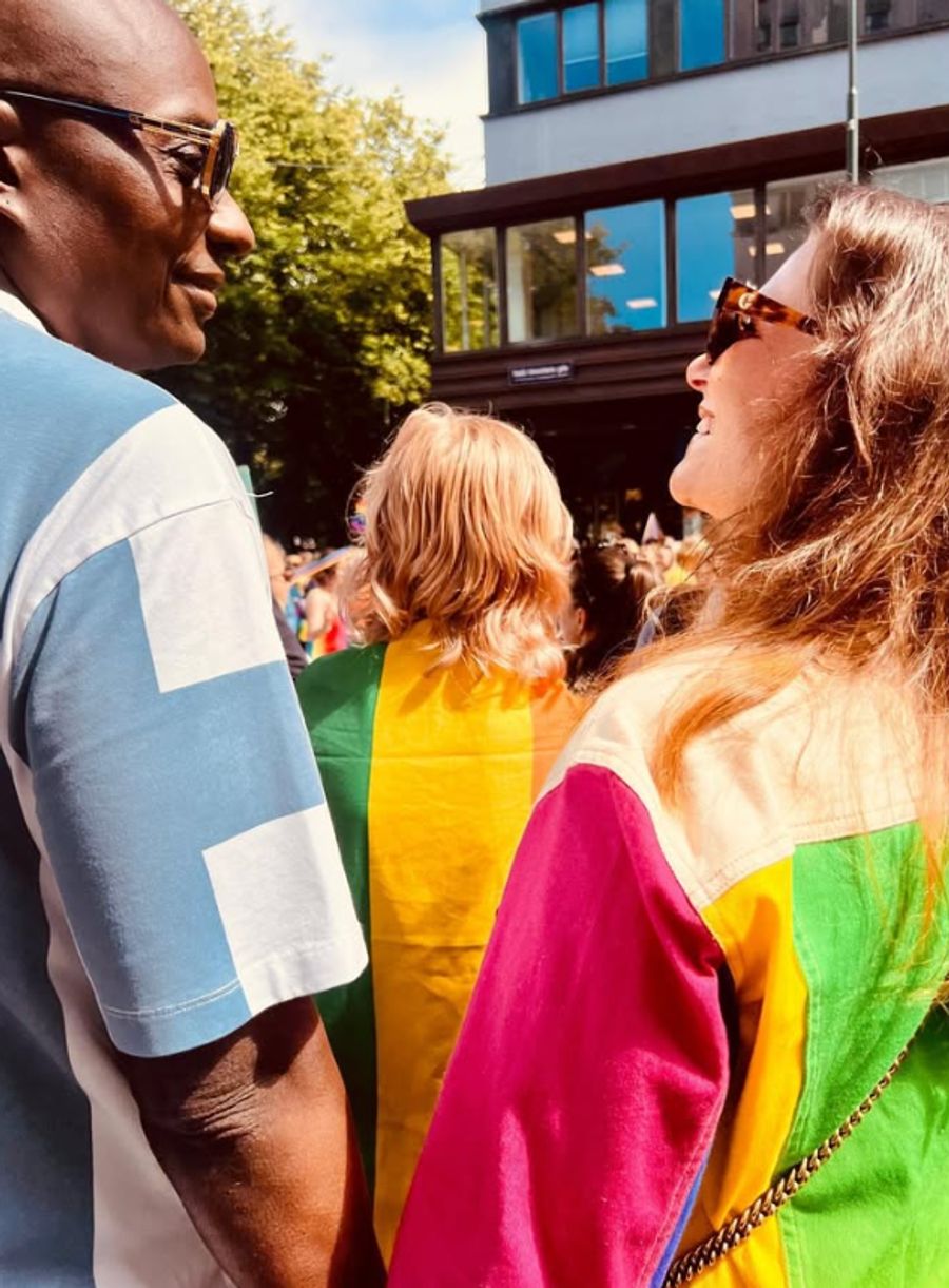 Auch Märthas Mann Durek Verrett war bei der Pride-Parade dabei.