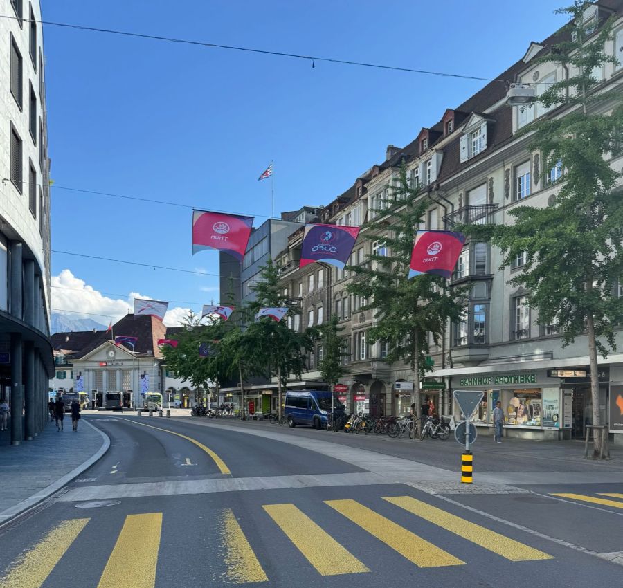 Sogar am Bahnhofsgebäude (ganz hinten) hängen zwei grosse EM-Flaggen.