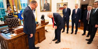 Im Weissen Haus - Merz schenkt Trump Golfschläger Im Weissen Haus - Merz schenkt Trump Golfschläger