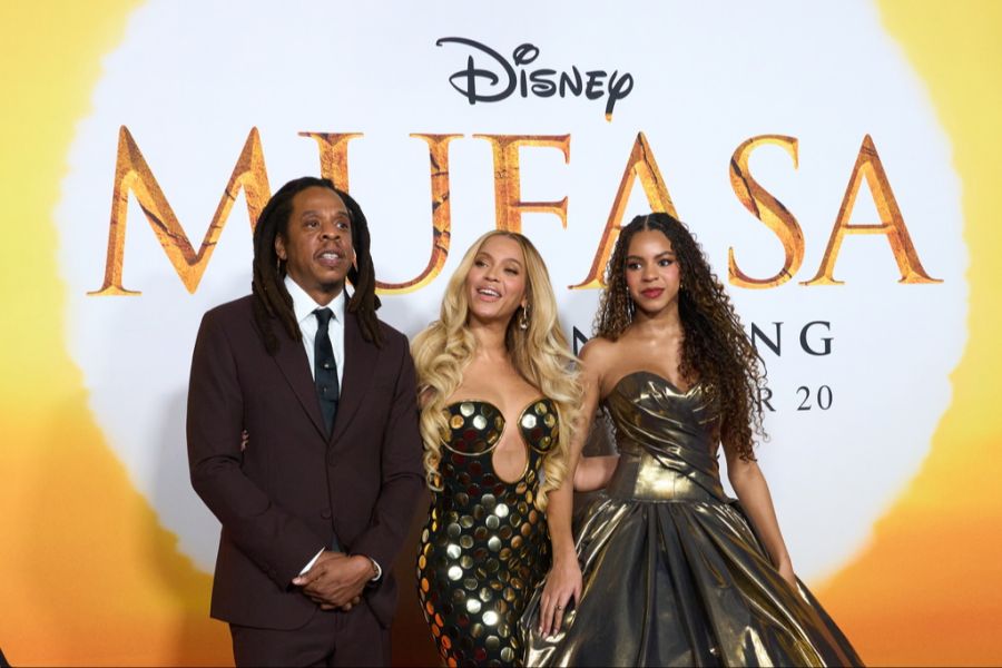 In einigen Songs ihrer Eltern Jay-Z (links) und Beyoncé (Mitte) ist sie bereits zu hören.